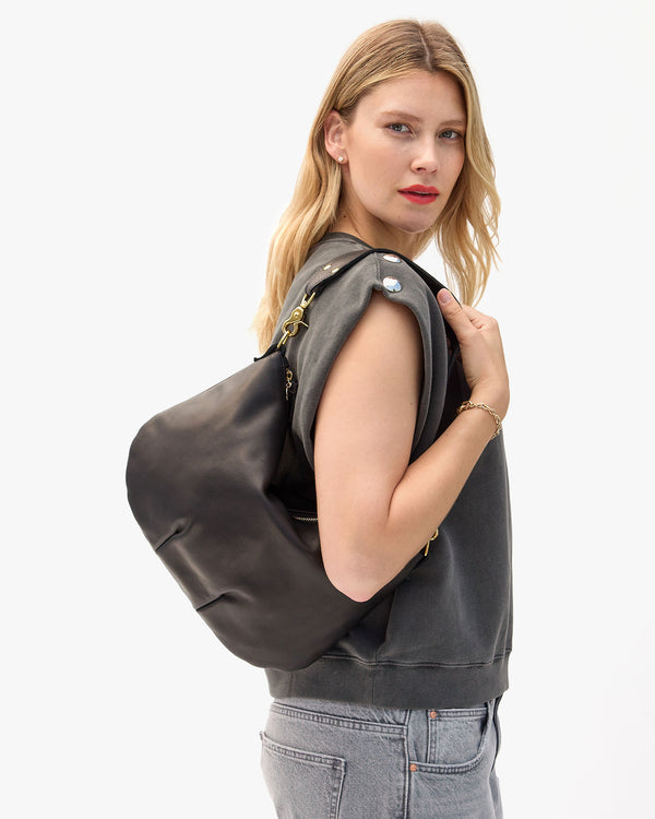 Elle carries the Black Moyen Messenger in her shoulder