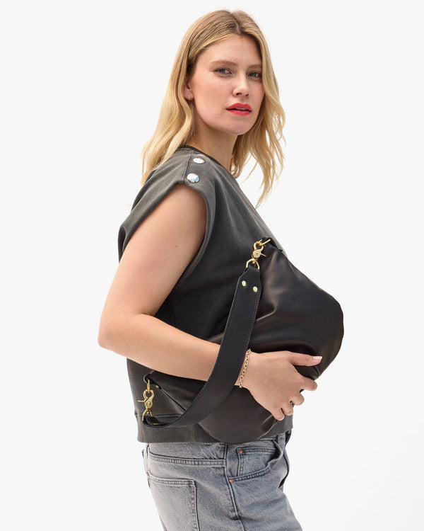Elle holds the Black Moyen Messenger