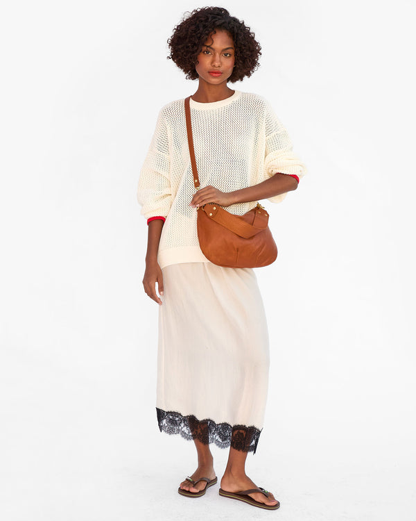 Vitoria wears the Tan Moyen Messenger as a crossbody