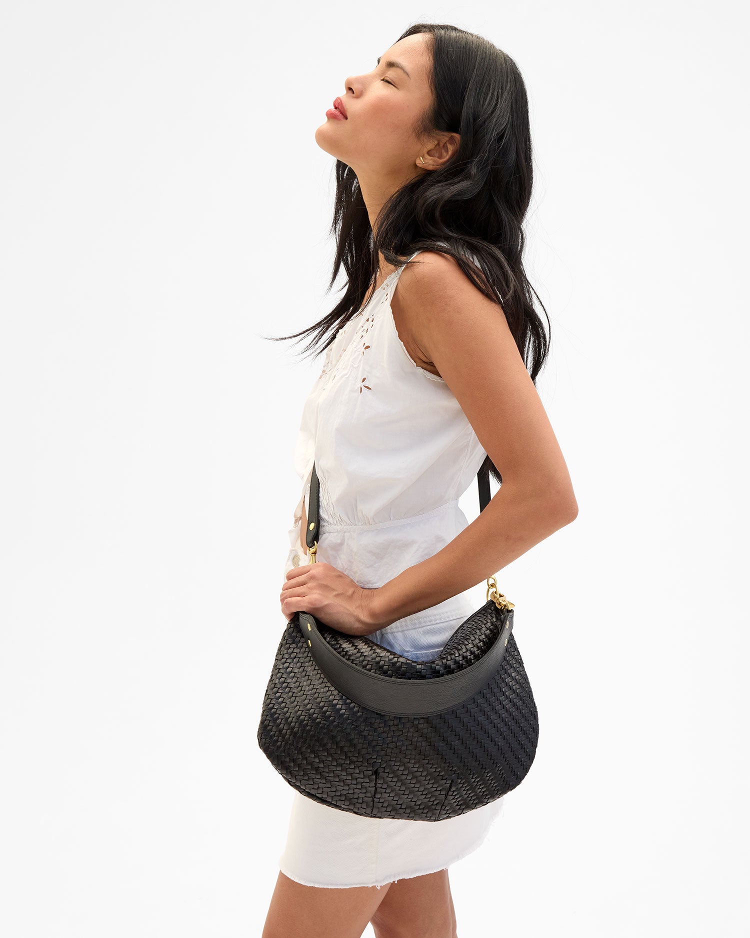 Sandra wears the Black Zig Zag Woven Moyen Messenger across her body and looks up toward the sky