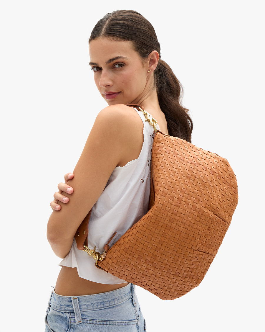 Moyen Messenger on shoulder