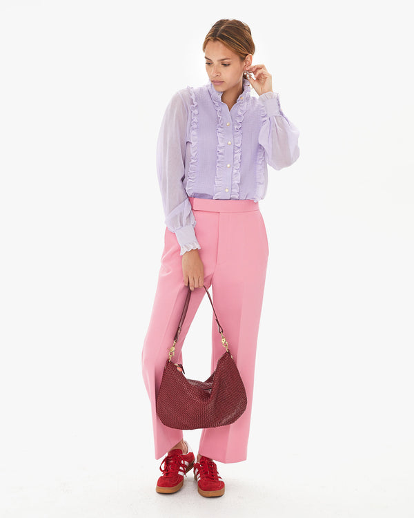 Aurelia holds the Oxblood Diagonal Woven Moyen Messenger in one hand