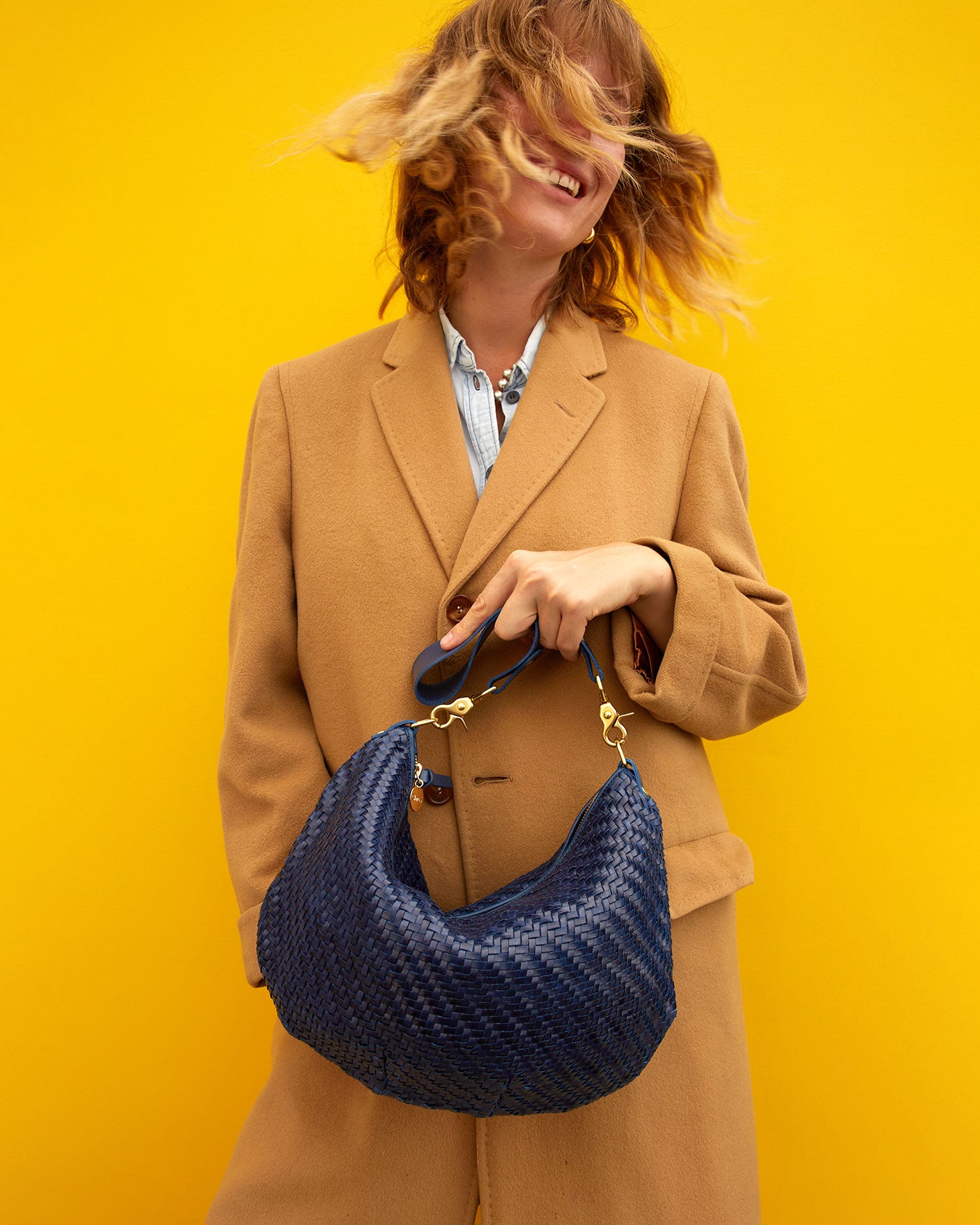 Lou holding the Pacific Woven Zig Zag Moyen Messenger by its shoulder strap