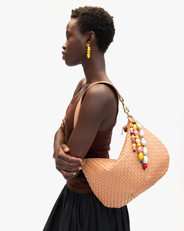 Moyen Messenger on Dija's shoulder
