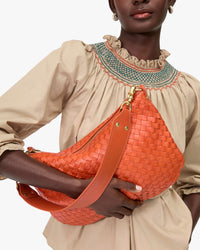 Mouna holding Moyen Messenger