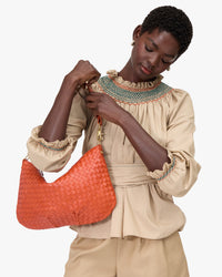 Mouna holding Moyen Messenger