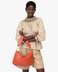 Moyen Messenger on Mouna's arm