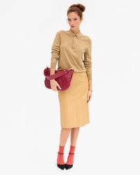 Laura holding Moyen Messenger