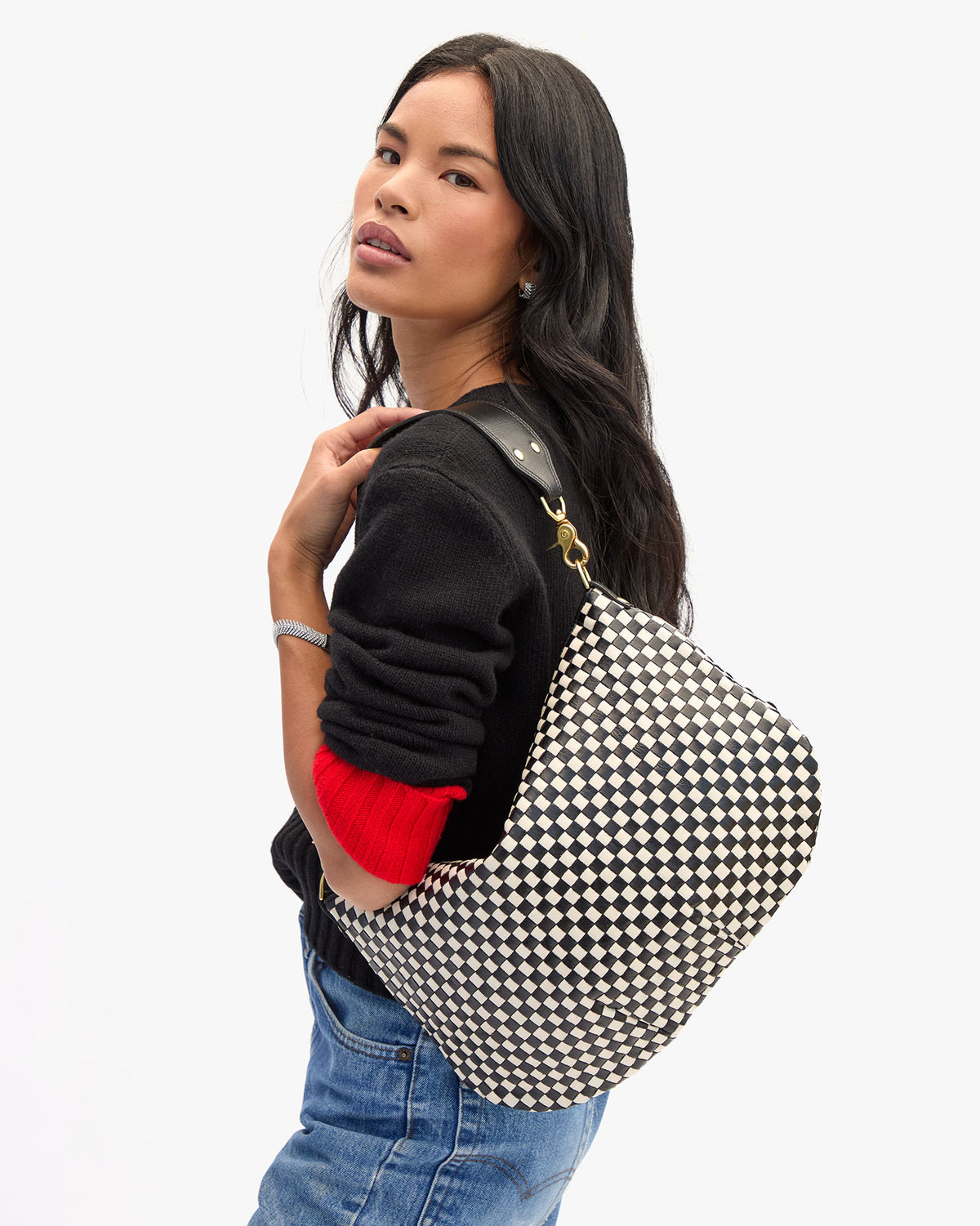 Moyen Messenger on Sandra's shoulder
