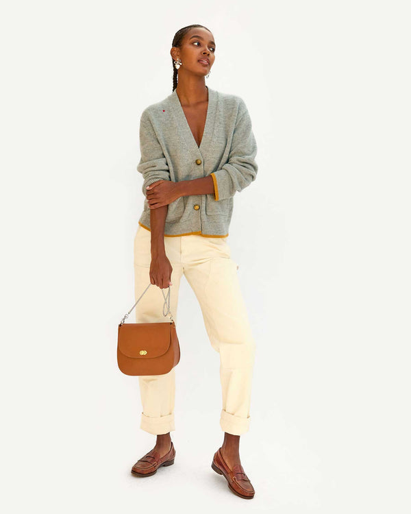 jordan wearing white pants with the Oscar Sweater in Cloud and brown loafers