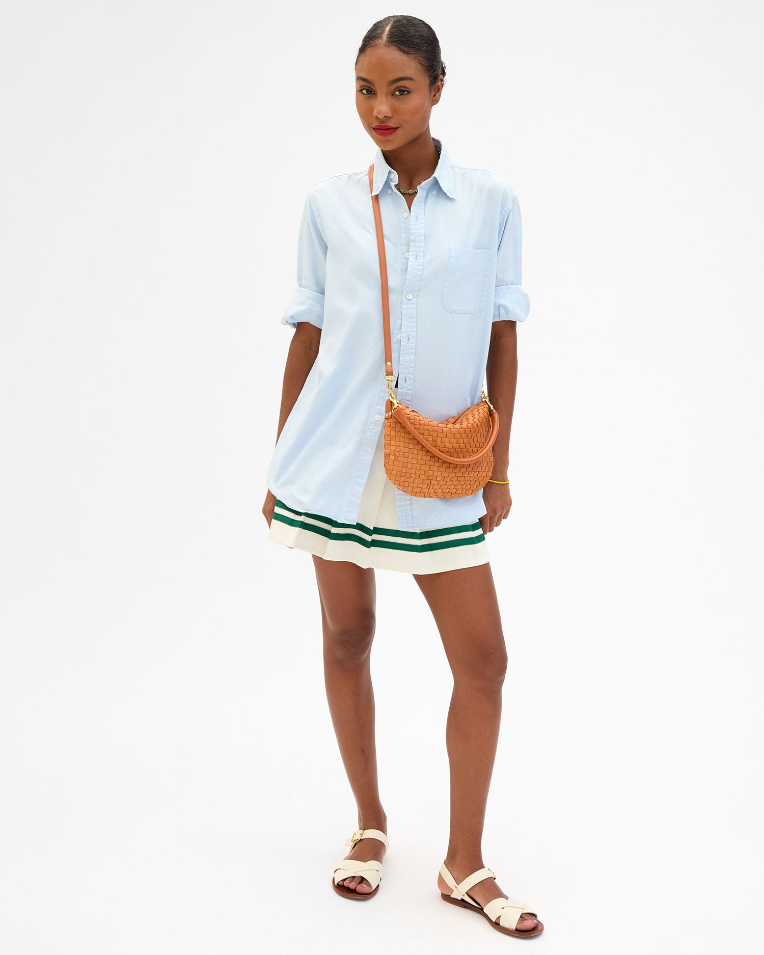 Model carrying the Natural Woven Petit Moyen as a crossbody bag.