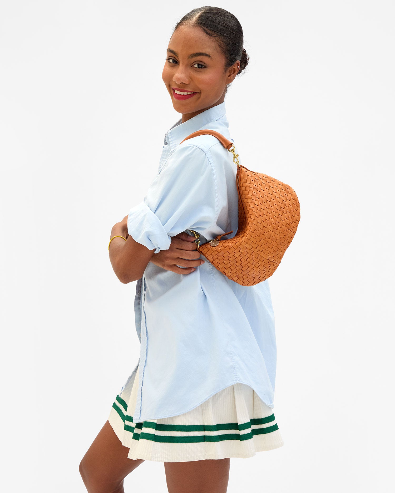 Model carrying the Natural Woven Petit Moyen as a shoulder bag.