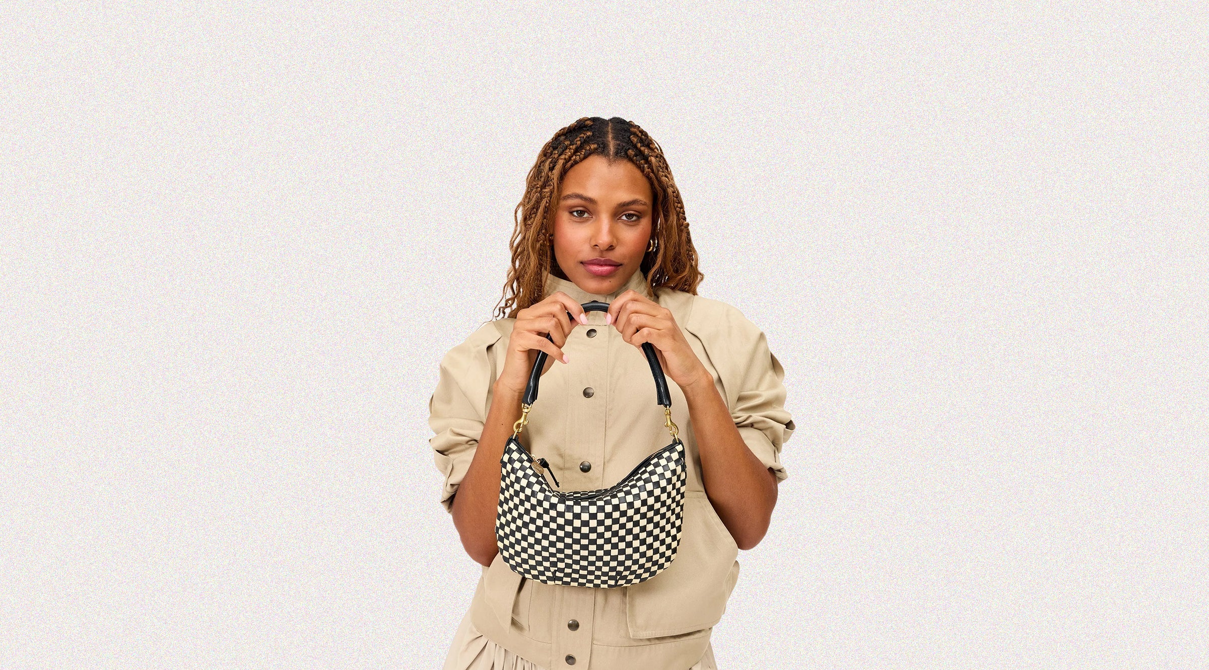 Model carrying the Black/Cream Checker Petit Moyen. 