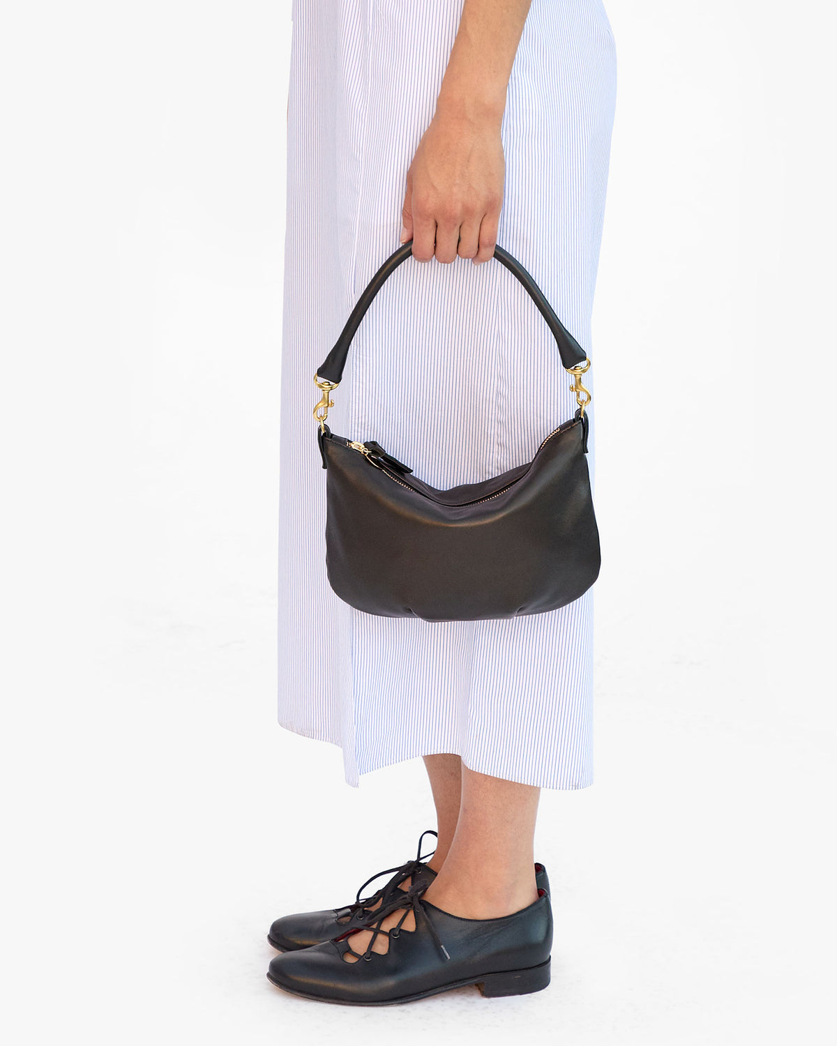 Gia holding Petit Moyen 