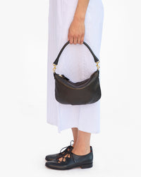 Gia holding Petit Moyen 