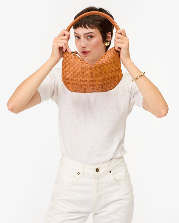 Nike holding Petit Moyen