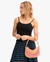 Mae holding Petit Moyen 