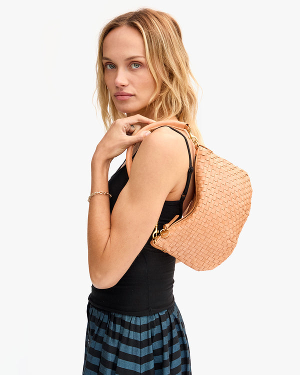 Petit Moyen on Mae's shoulder