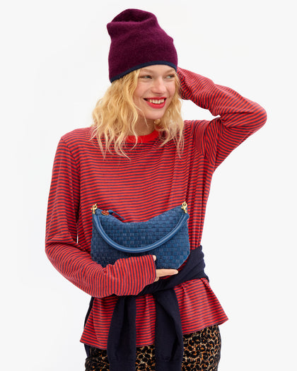 Liva holding Petit Moyen