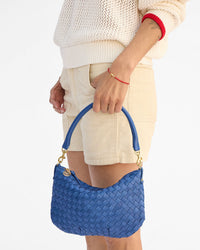 Gia holds Petit Moyen at her side by the top handle