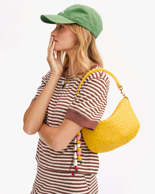 Model carrying the Snapdragon Woven Checker Petit Moyen.