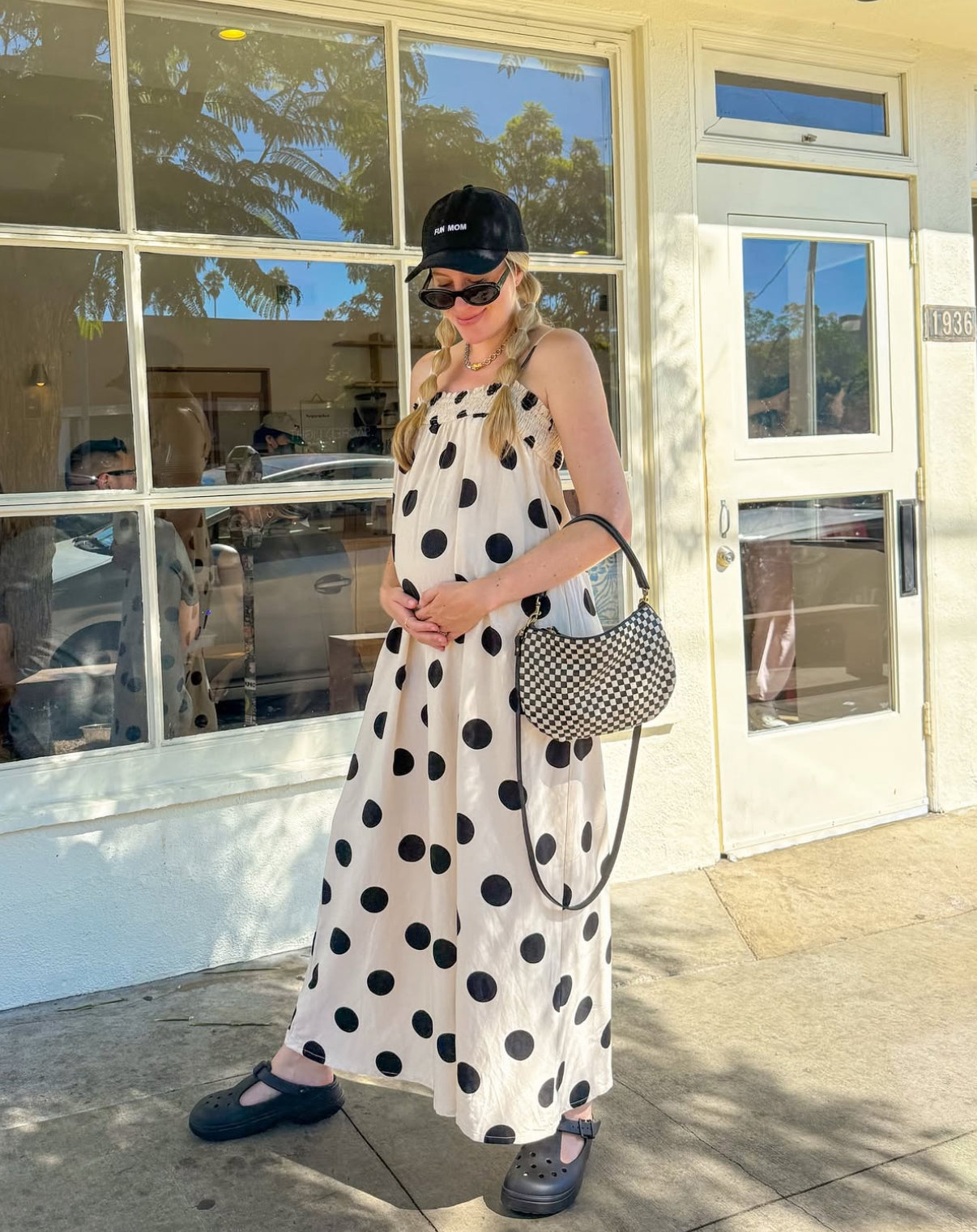 Woman with a polka dot dress with the Cream and Black Checker Petit Moyen. 