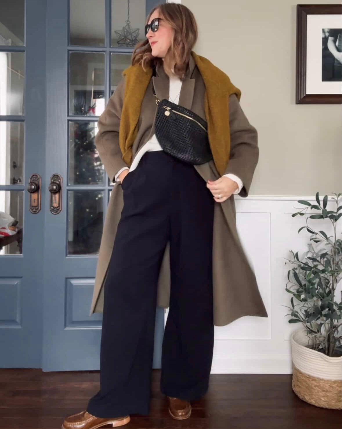 Woman carrying a Black Rattan Grande Fanny.