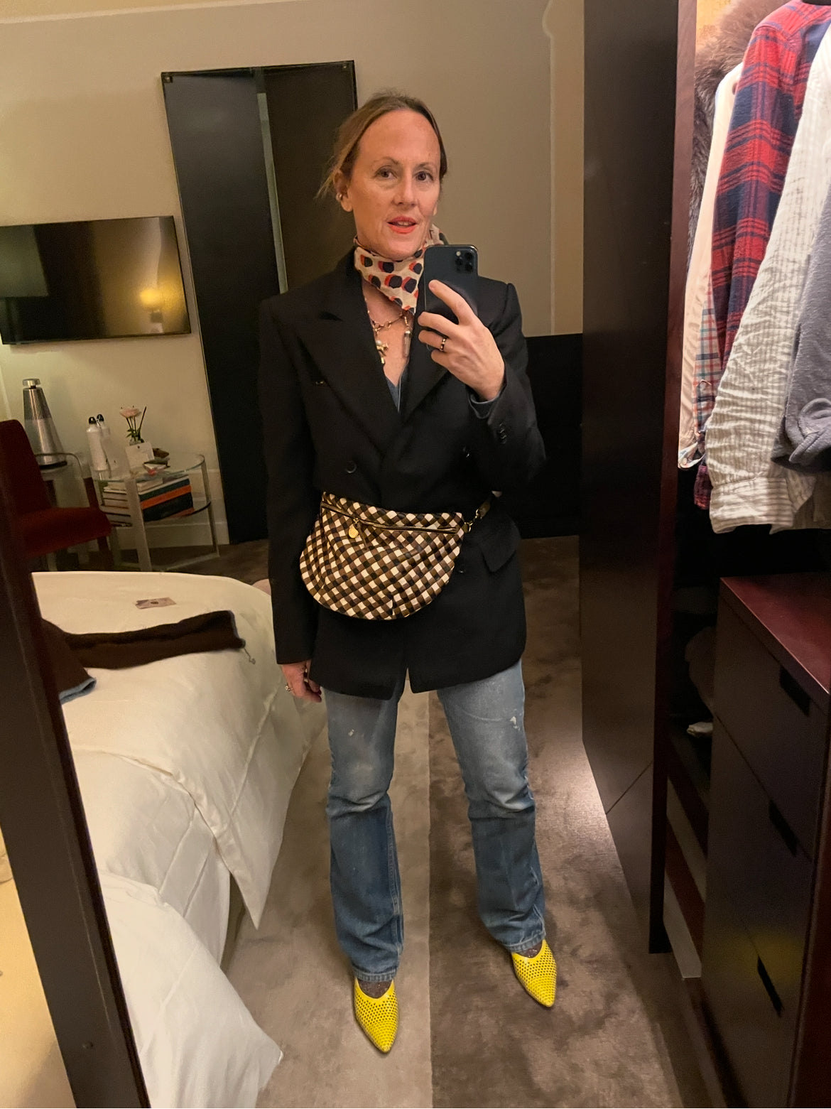 Greta carrying the Oat Gingham Woven
Grande Fanny around her waist.