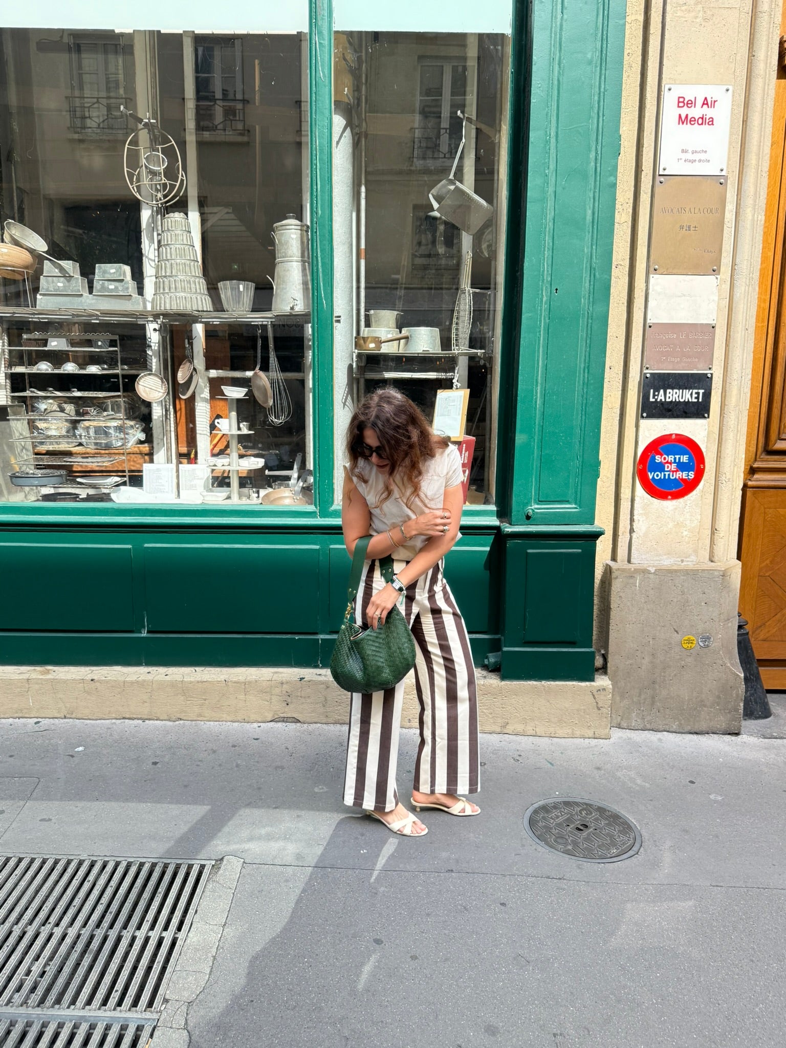 Woman carrying the Evergreen Woven Moyen Messenger.