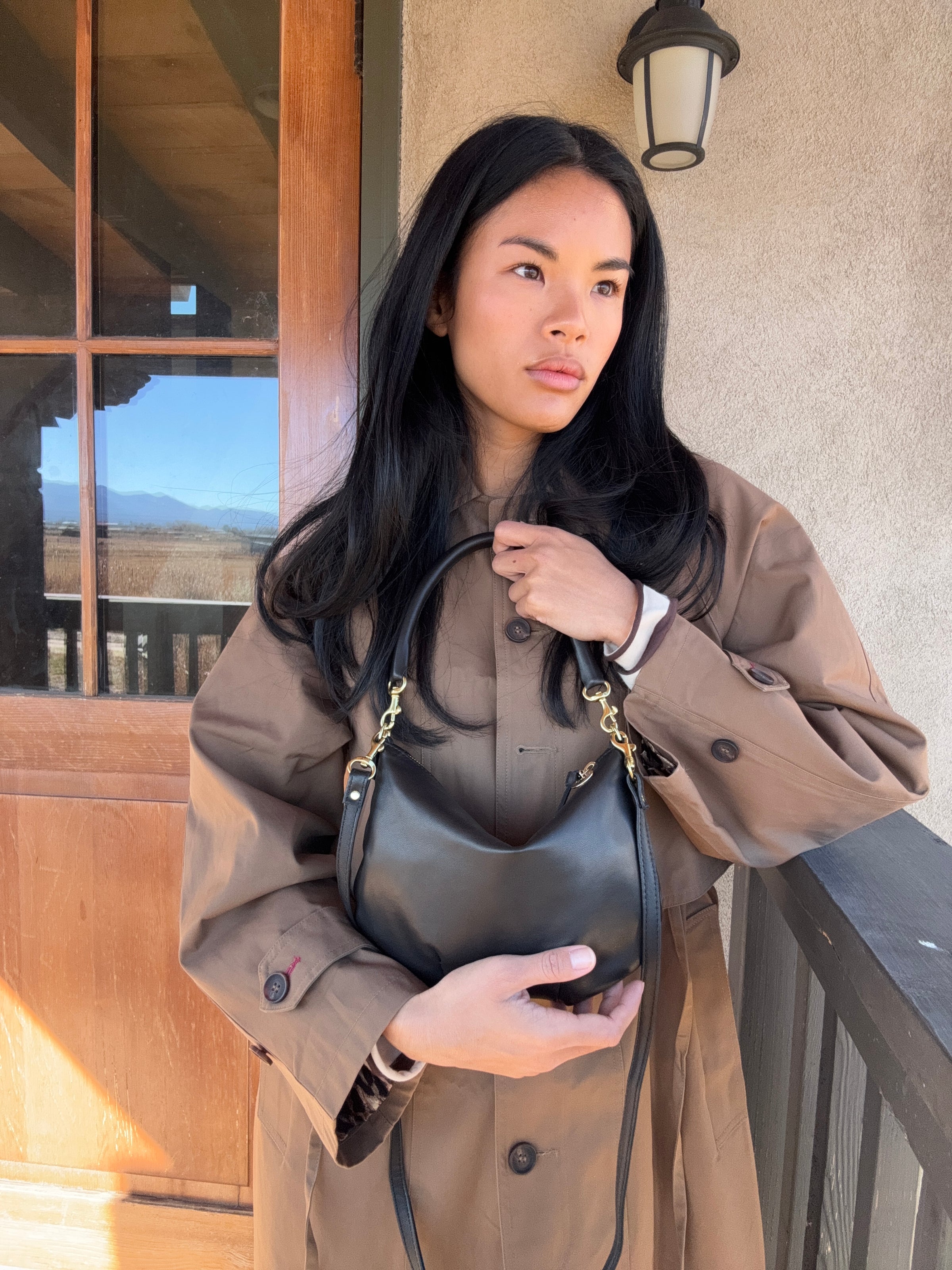 Model carrying the Black Petit Moyen. 