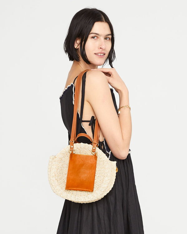 Close-up of Athena carrying the Cream and Cuoio Poche Moyen Alice as a shoulder bag.