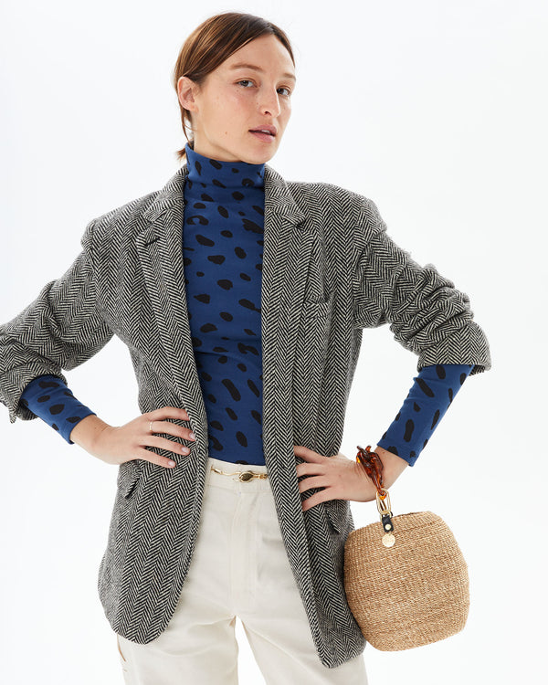 Zoe wearing a blazer and the le turtleneck with the Pot de Miel w/ Resin Top Handle on her wrist