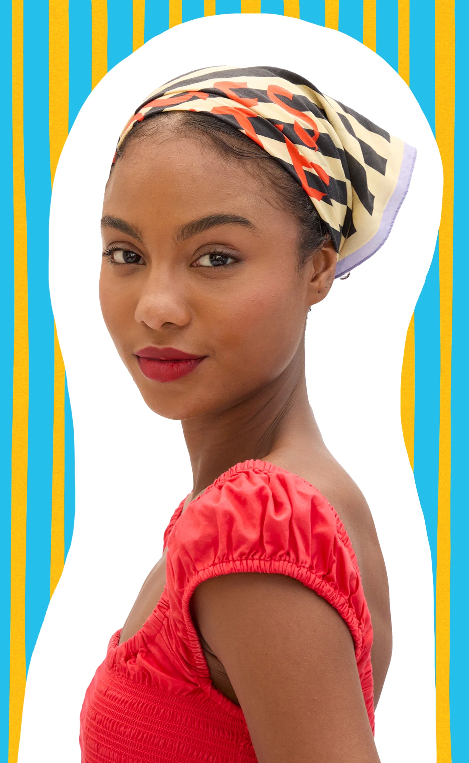 Model wearing the Sand/Black Moules Frites on her head.