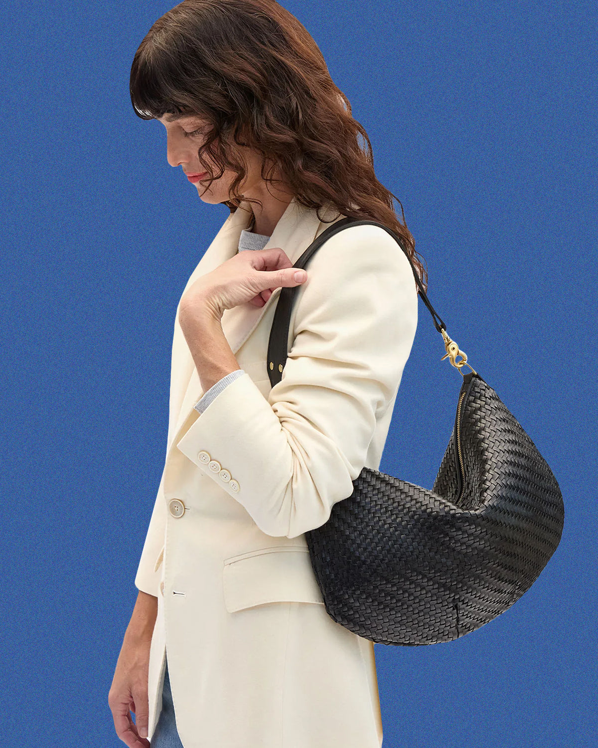 Model carrying the Black Woven Zig Zag Moyen Messenger.