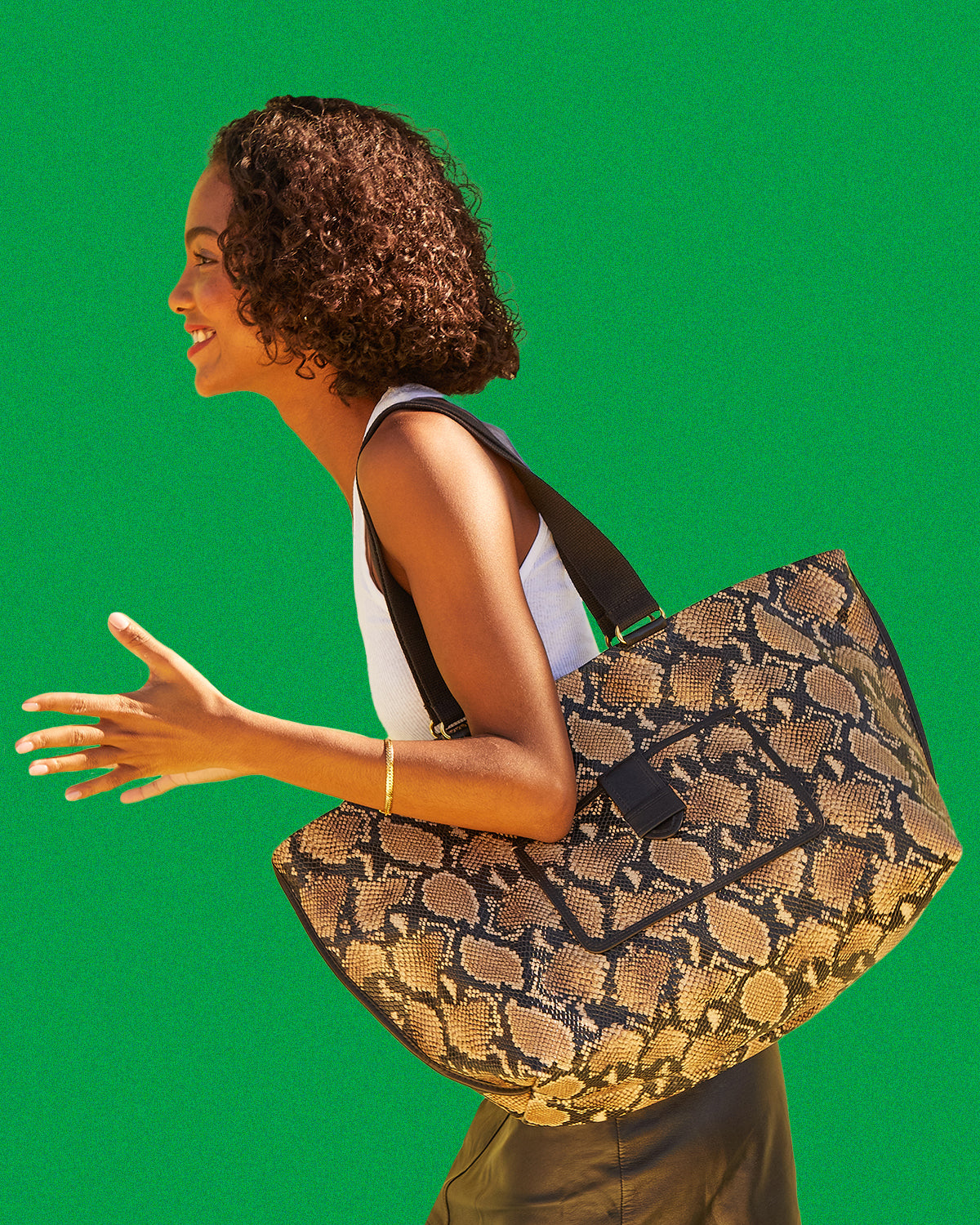 Model carrying the snake Grande Bateau Tote.