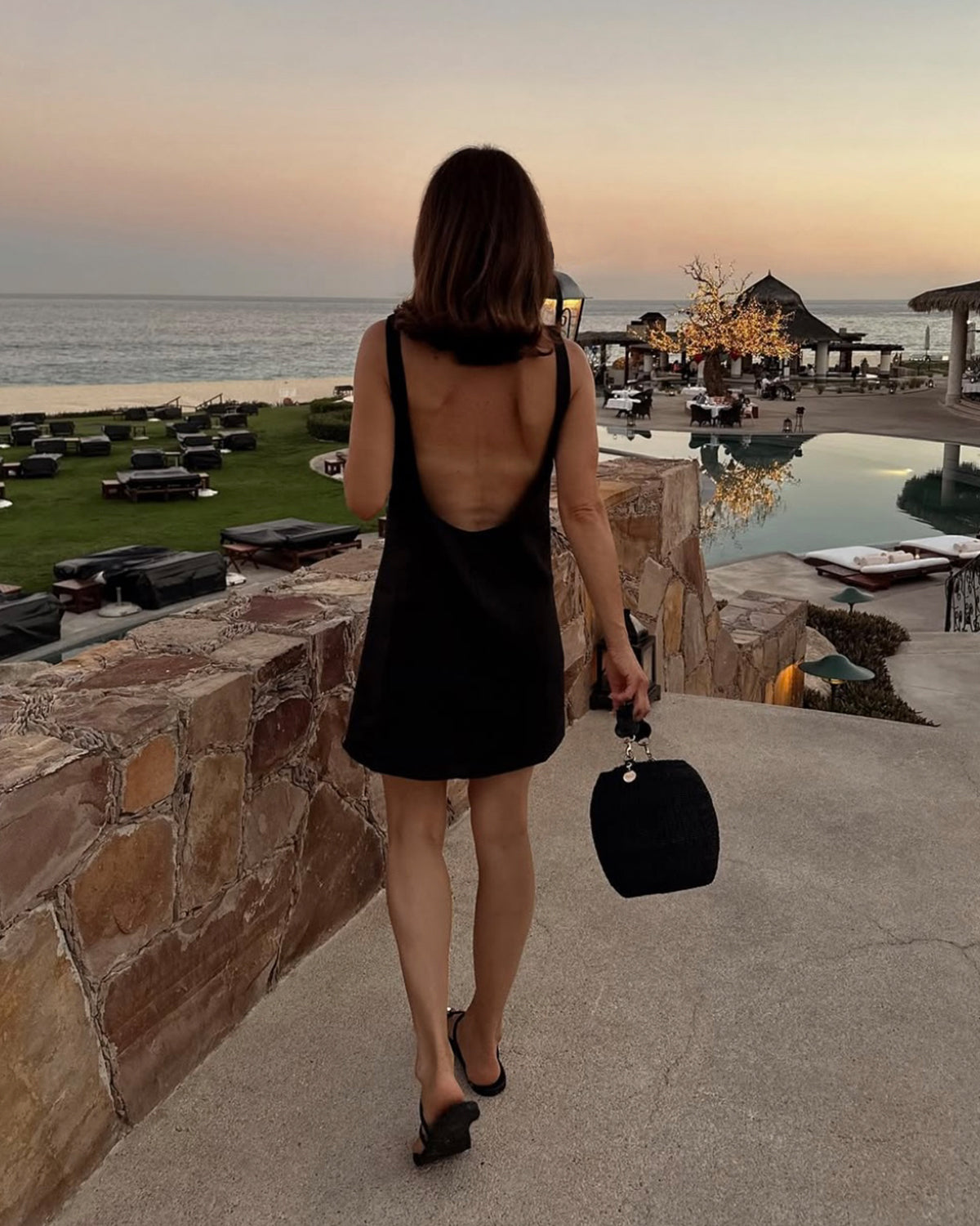 Woman carrying the Black Pot de Miel.