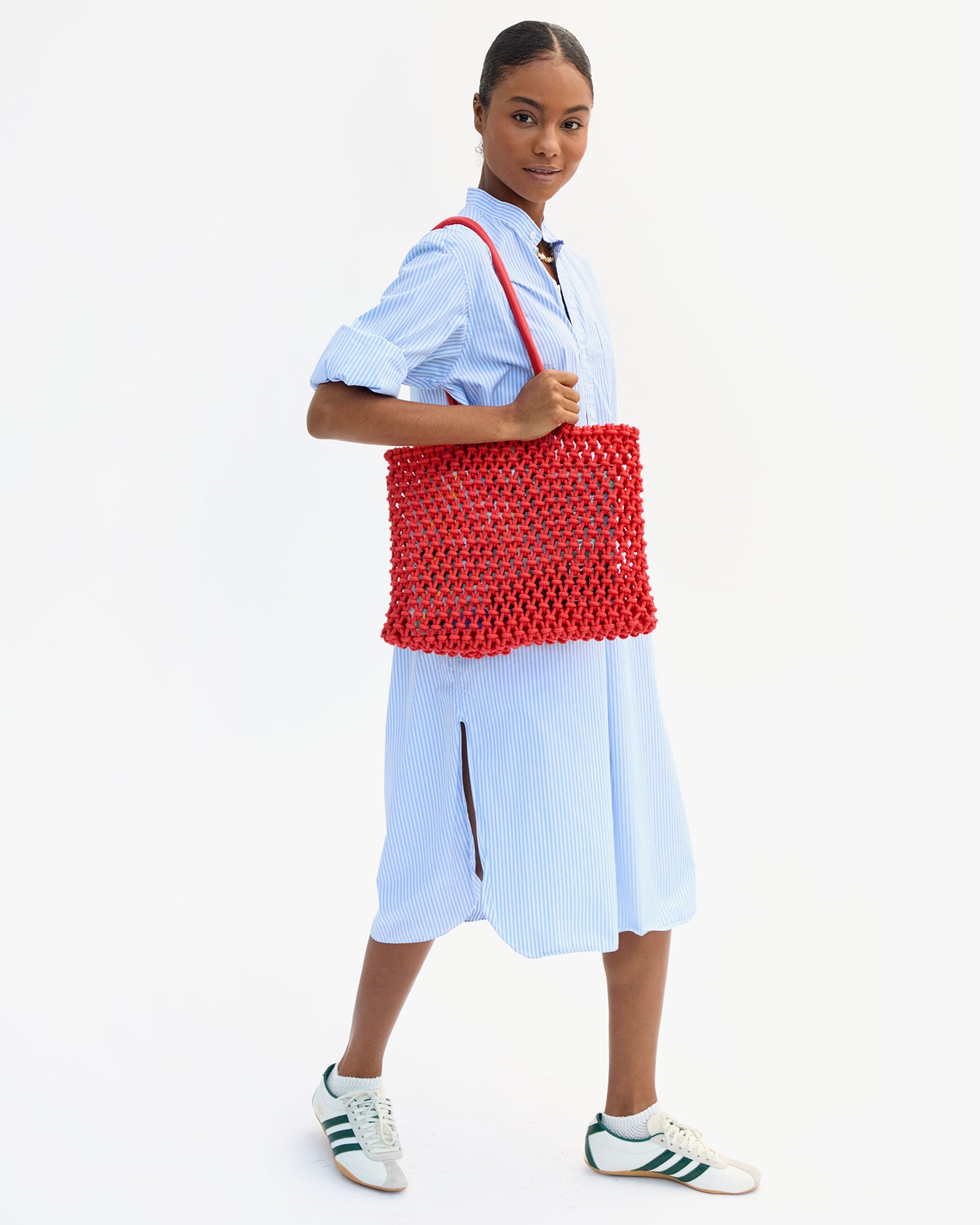 Sandy on Vitoria's shoulder