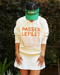 andrea wearing the green allons-y visor with the Sweatshirt Cream w/ Passer le Filet and a white tennis skirt