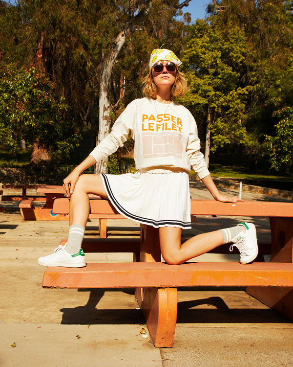 Lou wears the Jane Sunglasses in Mauve