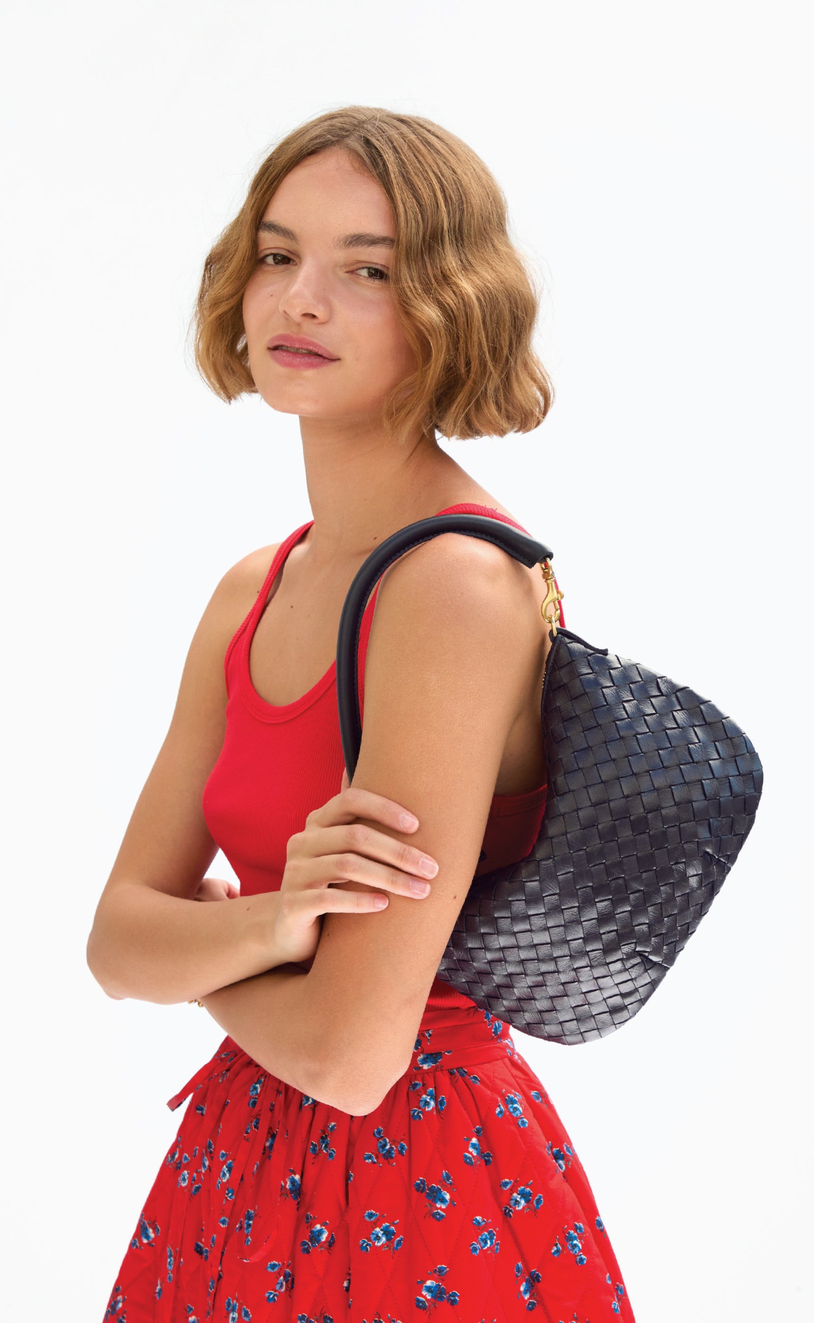 Model carrying the Twilight Diagonal Woven Petit Moyen as a shoulder bag. 