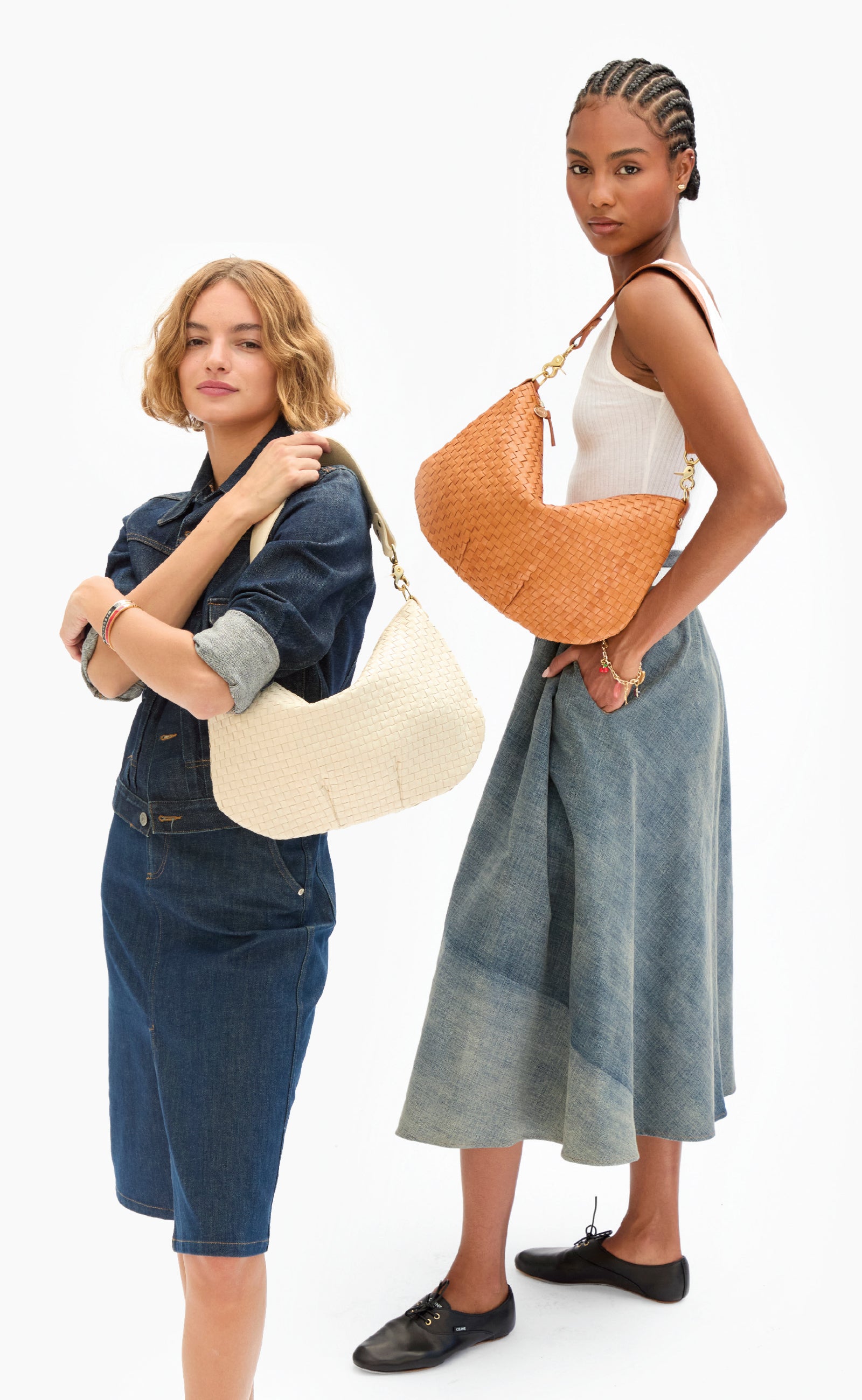 Two models carrying the Moyen Messenger as a shoulder bag. 