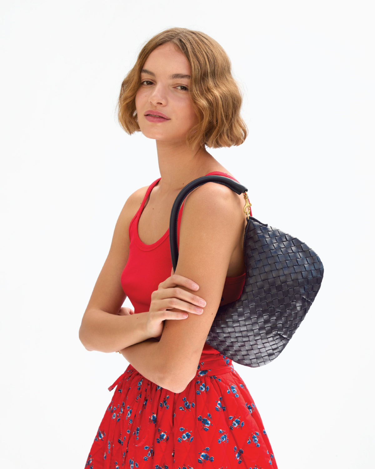 Model carrying the Twilight Diagonal Woven Petit Moyen as a shoulder bag. 