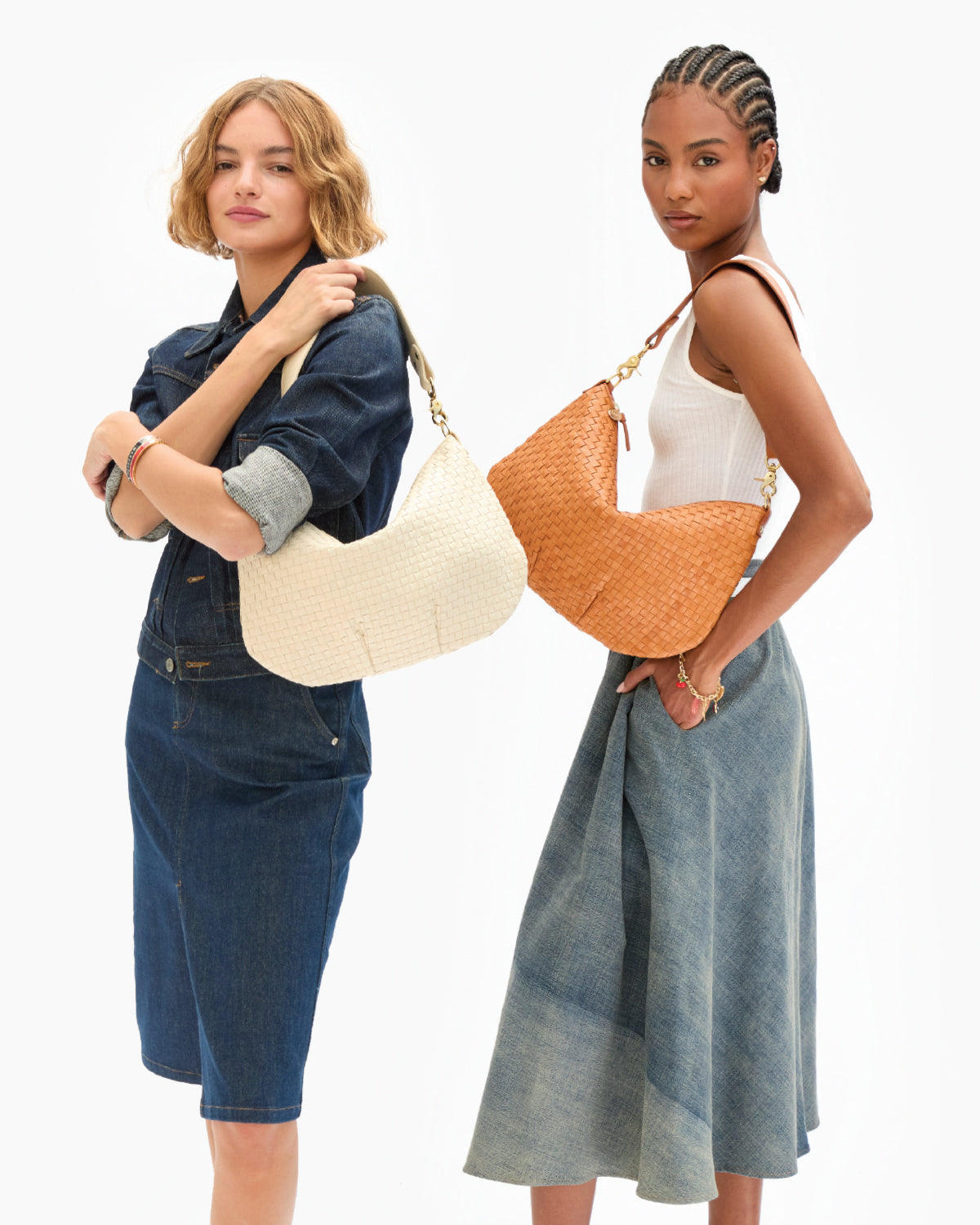 Two models carrying the Moyen Messenger as a shoulder bag. 