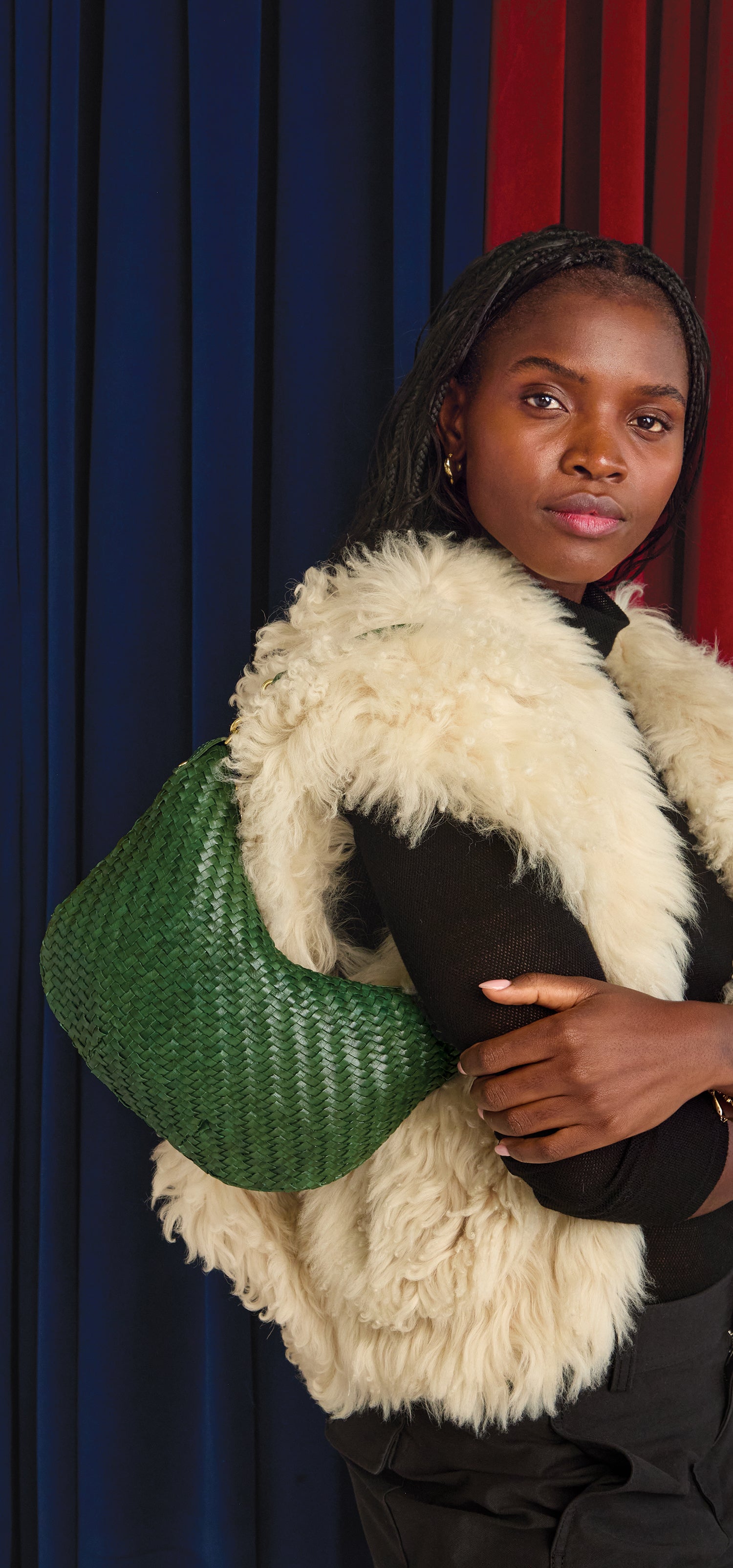 Model carrying the Evergreen Woven Petit Moyen.