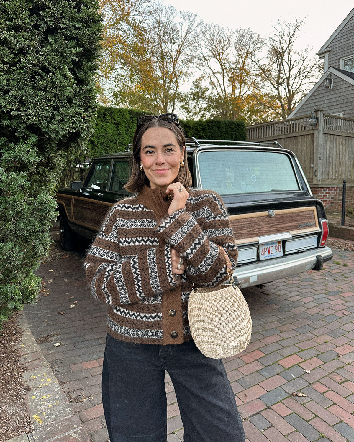 Woman carrying the Natural Pot de Miel on her forearm. 