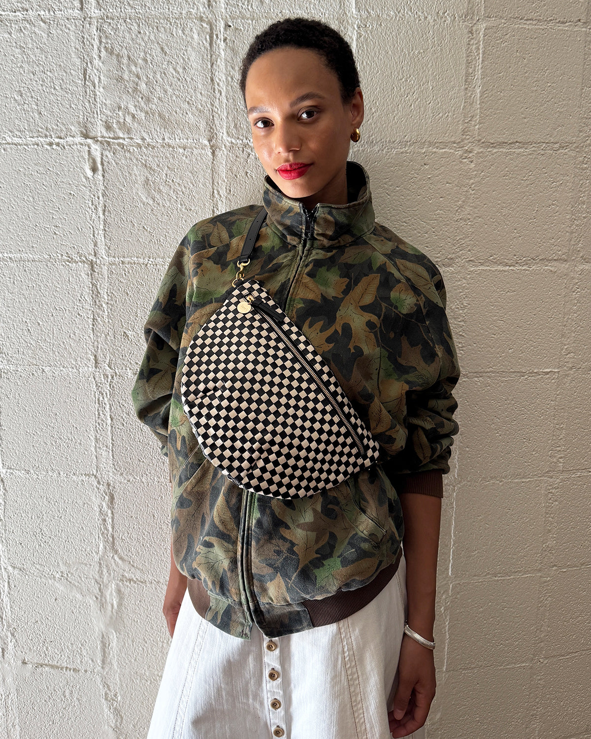 Model carrying the Black/Cream Woven Checker Grande Fanny.