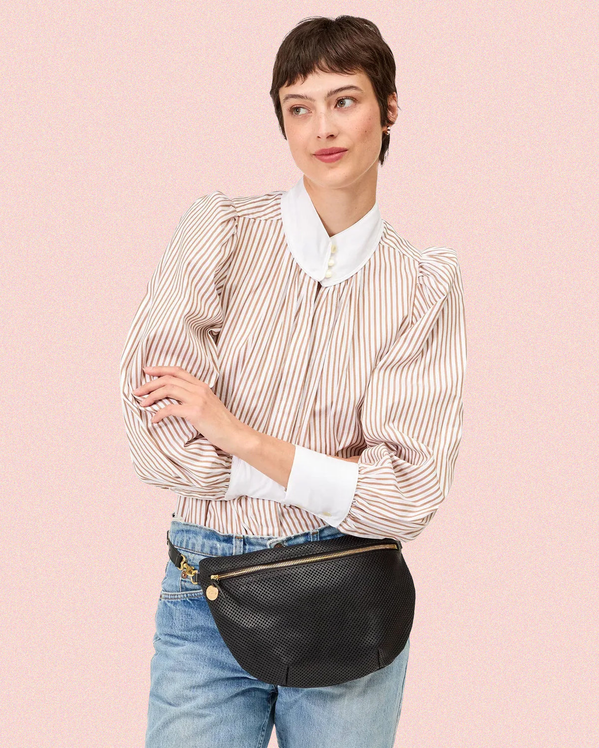 Model carrying the Black Perf Grande Fanny around her waist.