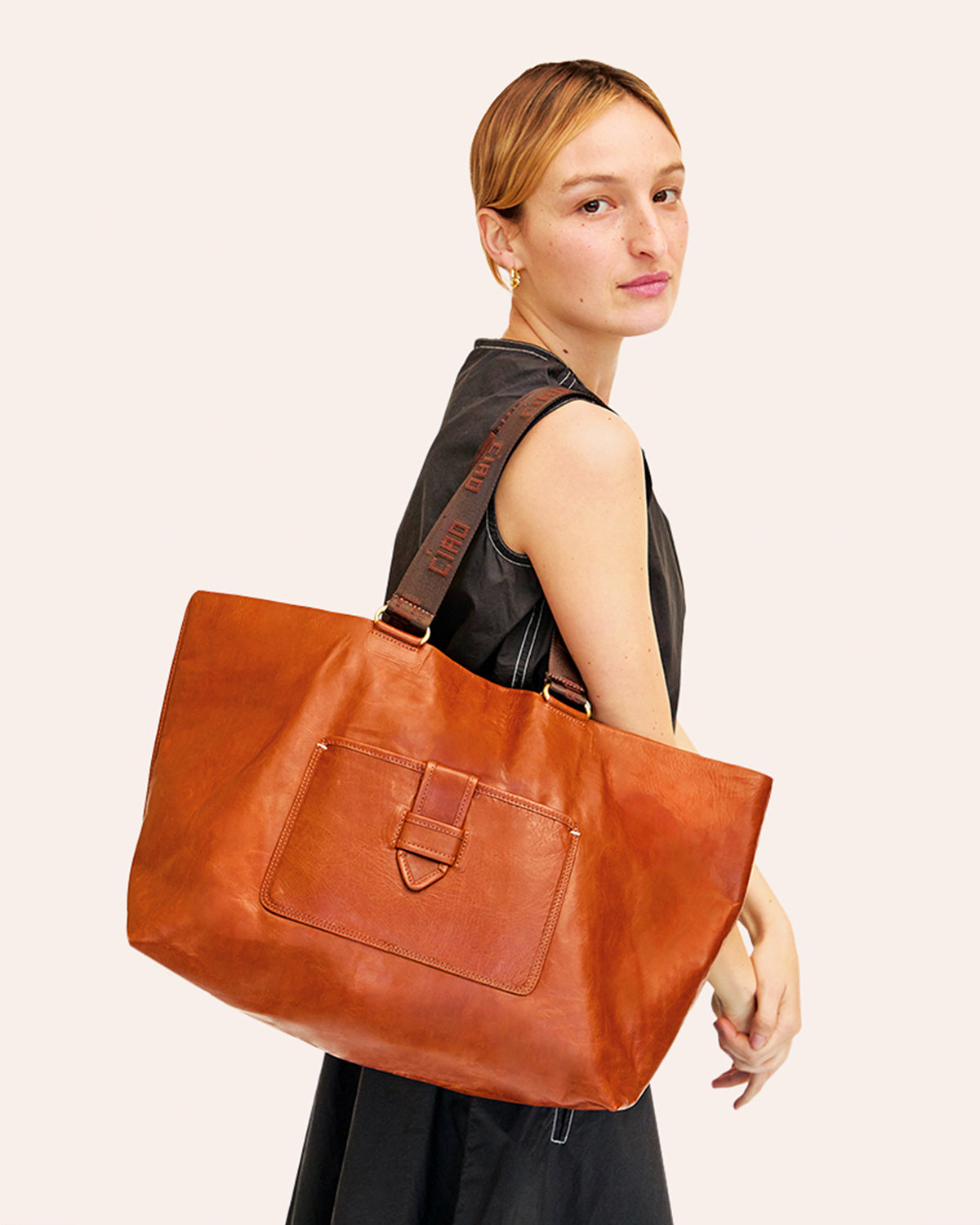 Model carrying the Camel Grande Bateau Tote over her shoulder.