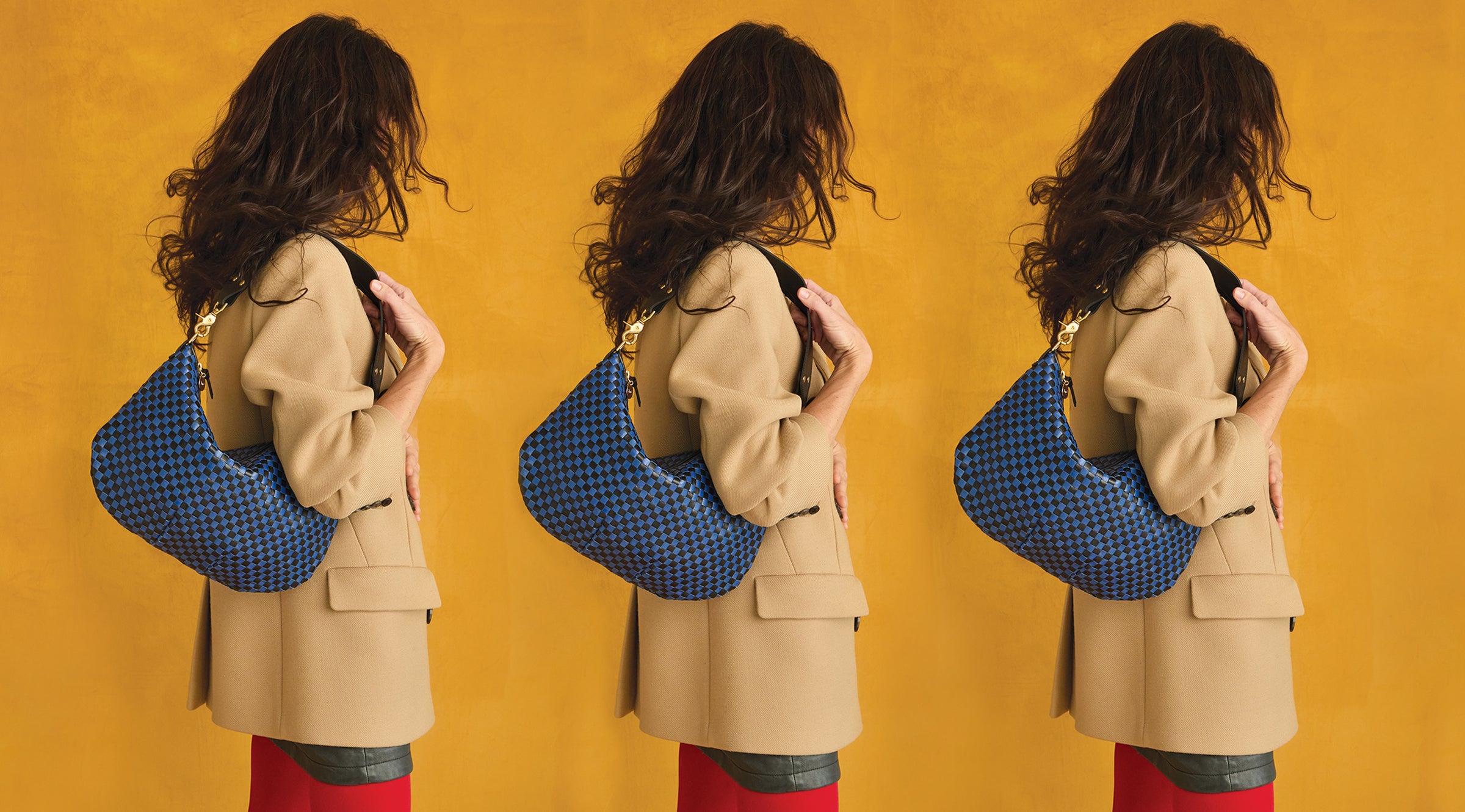 Model carrying the Black/Cobalt Checker Moyen Messenger.