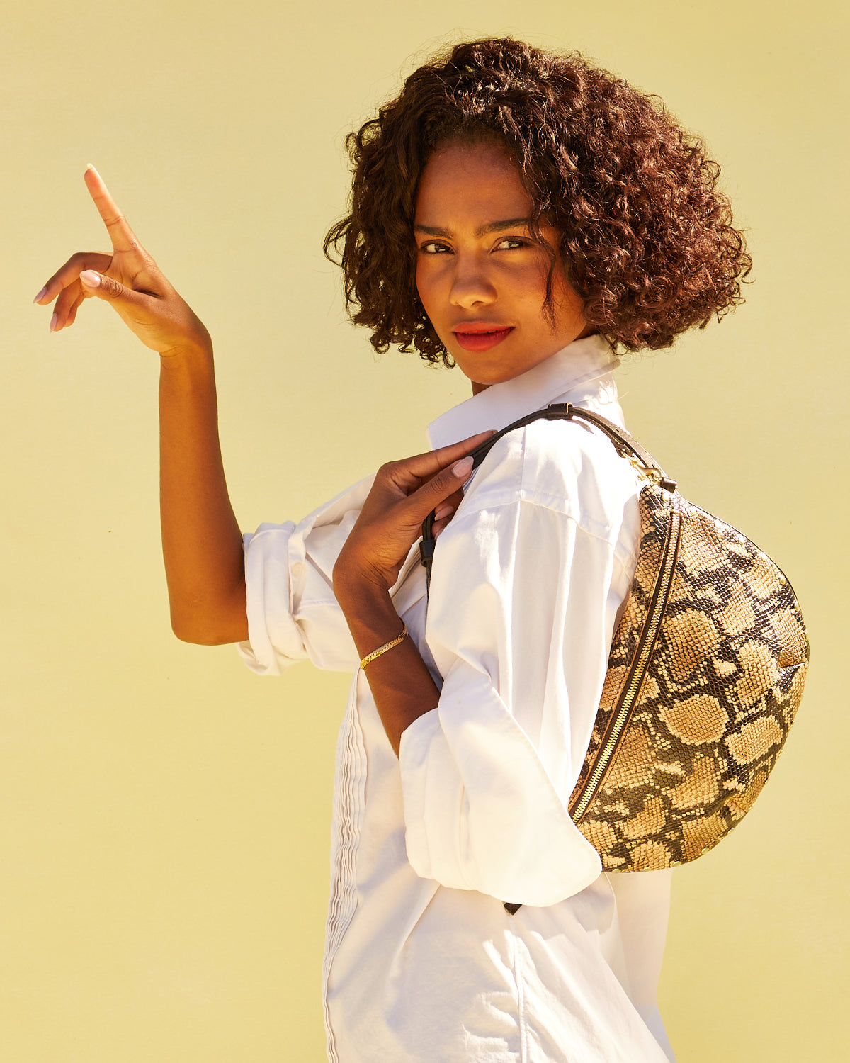 Model carrying the Grande Fanny as a shoulder bag. 